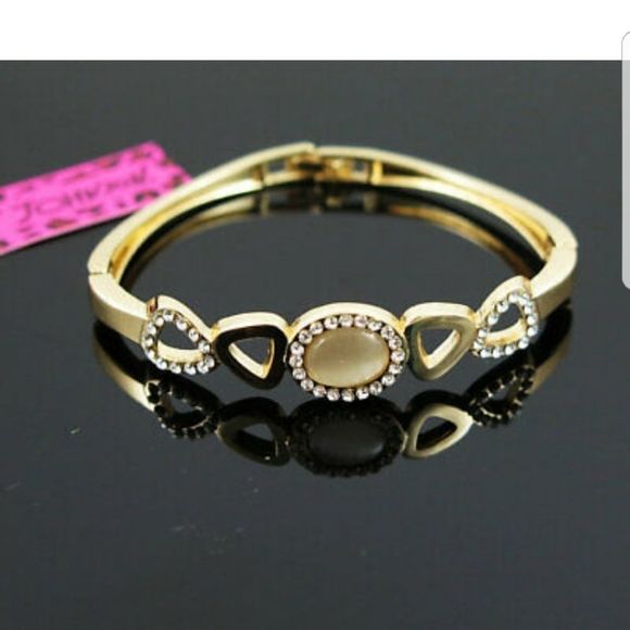 5/50$ Girl's Betsey Johnson Bracelet Host Pick! 💖 - Picture 1 of 3